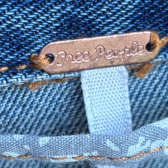 Free People Denim Jacket Medium Wash | Zig-Zag Stitch Detail | Size M 🦋 - Picture 13 of 13